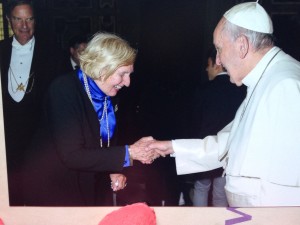 Ingrid bowing to pope